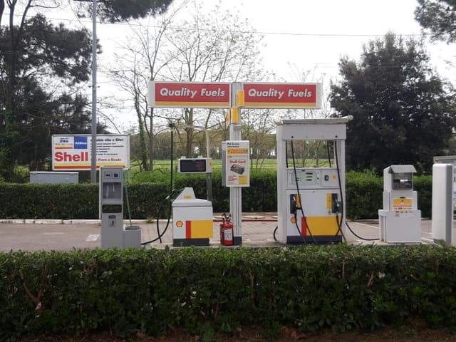 Distributore Carburanti Shell Cristoferi - Immagine 1