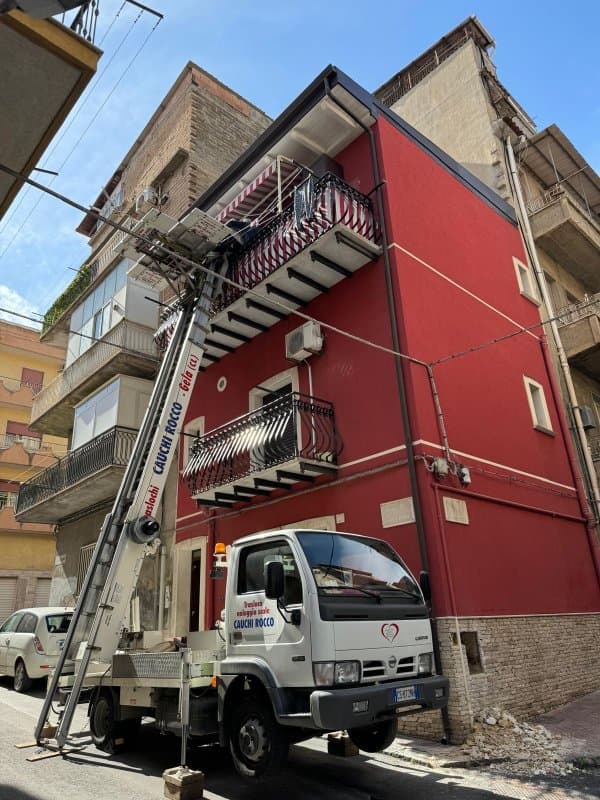 Mobili Prestige - Piattaforme Aeree, Scale e Traslochi - Immagine 1